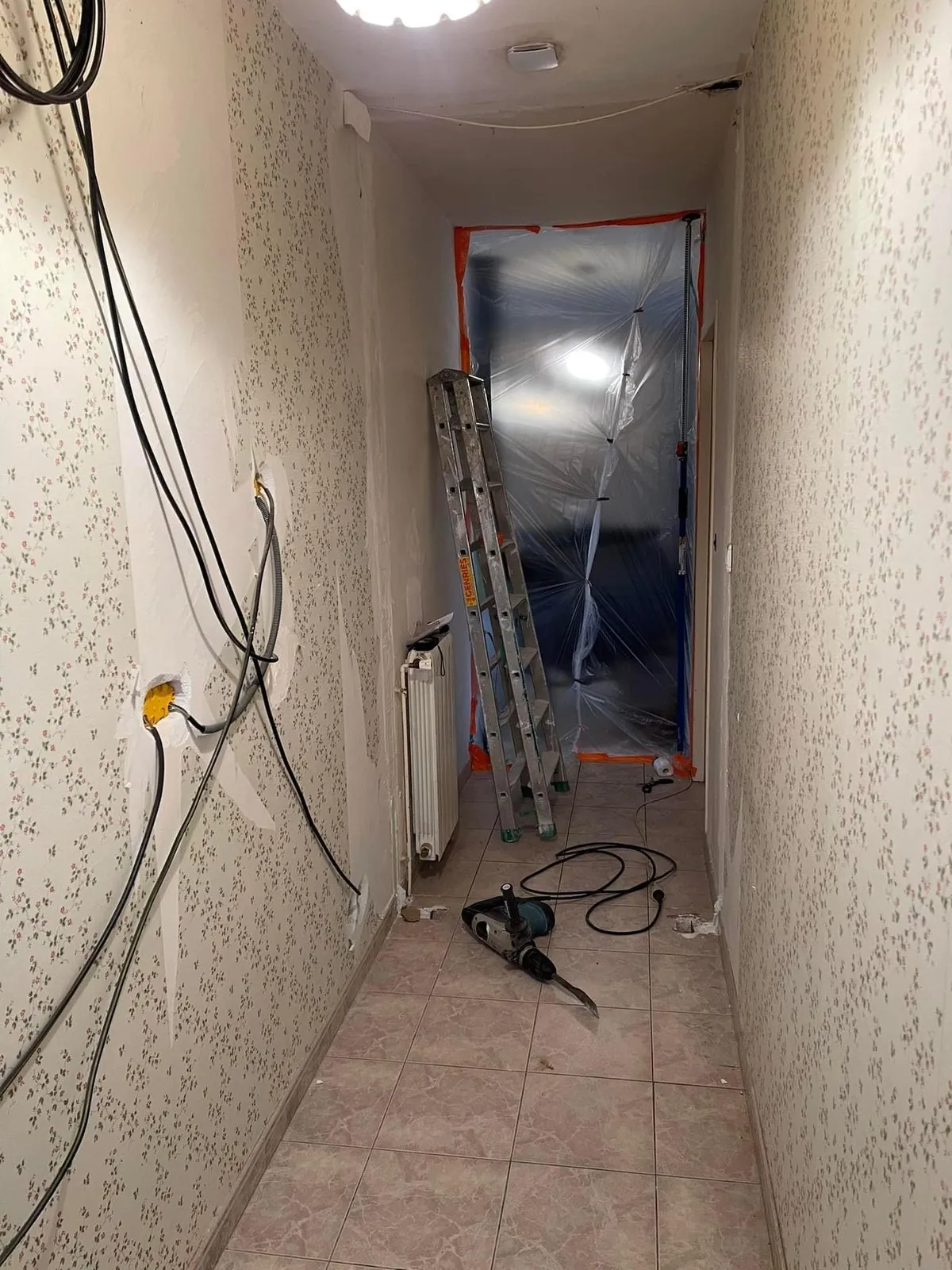 Couloir vétuste avant travaux