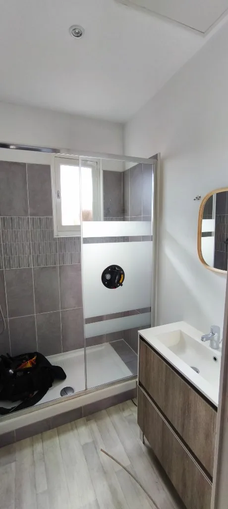 Salle de bain en cours : paroi dépolie et robinetterie non posée en Gironde