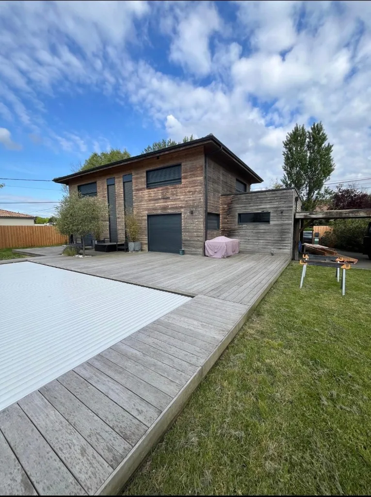 Terrasse bois grisée et plage piscine Gironde avec volet roulant — avant rénovation et pose pergola