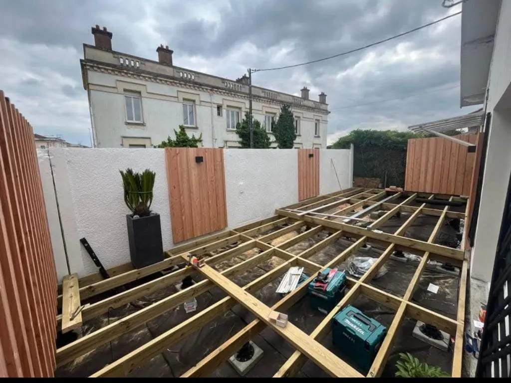 Structure de lambourdes en bois avant pose de la terrasse